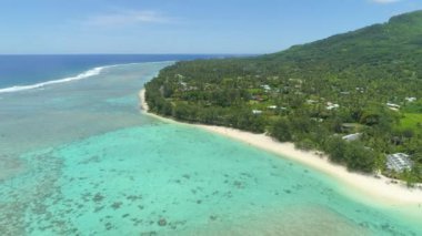 Hava: Tatil evleri ve otel muhteşem tropik ada yeşillikler içinde sakla. Uçan beyaz kum sahilleri ve nefes kesen egzotik ada Pasifik yakın turkuaz okyanus dalgaları üzerinde.