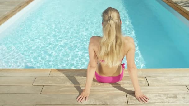 Cinemagraph Cerrar Mujer Rubia Irreconocible Mirando Alrededor Casa Piscina Mientras — Vídeo de stock