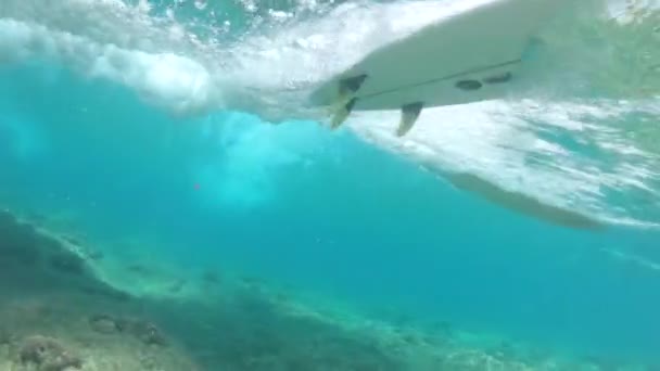 Onderwater Close Twee Onherkenbaar Surfers Rijden Een Spectaculaire Ruisende Tongolf — Stockvideo