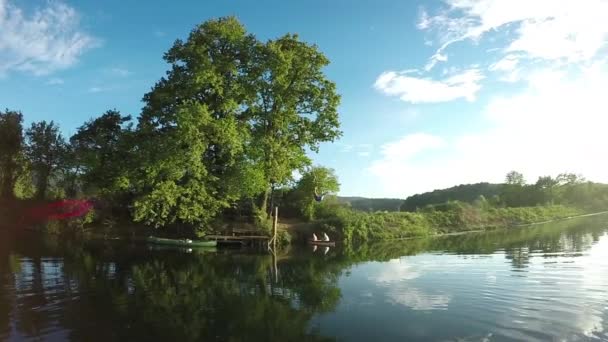 Slow Motion Linsöverstrålning Lekfull Turist Gungor Ett Rep Swing Och — Stockvideo