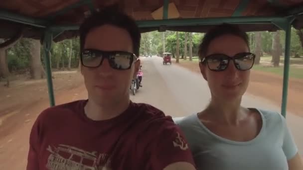 Angkor Wat Cambodia Abril 2017 Selfie Casal Turistas Felizes Dirigem — Vídeo de Stock