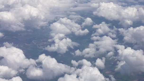 Aerial Pływające Nad Podpuchnięte Białe Chmury Nad Pięknym Zielonym Krajobrazem — Wideo stockowe