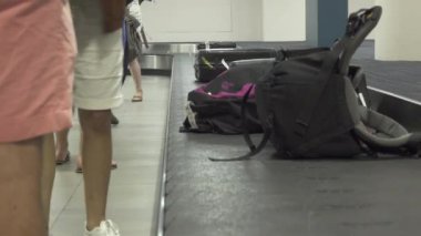 Tayland Havaalanı 2018, Close Up: Tanınmayan yerel halk ve yolcular büyük uluslararası havaalanının bagaj talep alanında çantalarını topluyorlar.