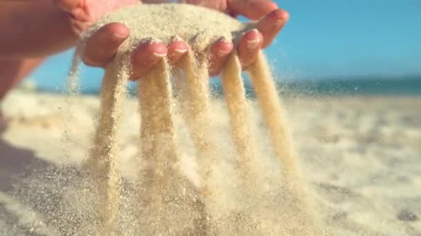 Slow Motion Närbild Okänd Ung Kvinna Spridning Vit Sand Mellan — Stockvideo