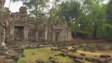 Close Up: Sessiz yeşil ormanda çürüyen eski Budist tapınak kompleksi kalıntıları. Kırsal Kamboçya'da solan muhteşem antik anıt kalıntıları güzel bir çekim. Nefes kesen Angkor Wat mimarisi.
