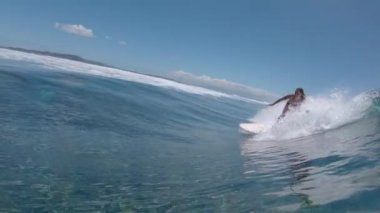 Slow Motion, Sualtı: Mutlu genç kadın binici yakalar ve Fiji onu yaz tatili sırasında harika bir kırma dalgası sörf. Aşırı surfboarder güneşli egzotik kıyıya kristal berraklığında dalga sürmek