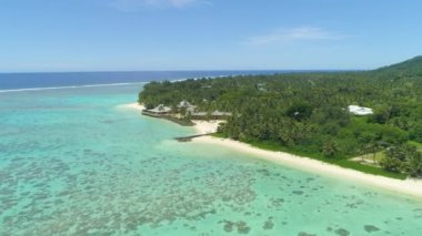 Anteni: Cook Adaları bir lüks otelin pitoresk atışta beyaz kumlu plajları ve turkuaz okyanus mükemmel bir görünüm. Güzel palmiye ağaçları ve pastoral kumlu tropikal kıyı şeridi boyunca uçan