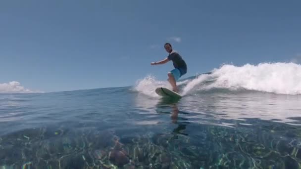 Slow Motion Low Angle Underwater Felice Uomo Vacanza Impressionante Cavalca — Video Stock