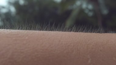 Yakın kadar makro, Dof: Bilinmeyen beyaz kişi bir soğuk tropikal yağmur fırtınası sırasında goosebumps alır. Tanınmayan kız soğuk yağmur kaçamazsın gibi kol saç esintiyle çırpınan in atış kadar kapatın.