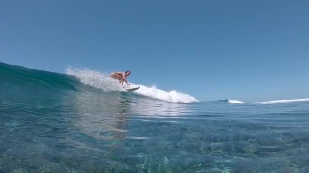 Slow Motion Underwater Young Female Rider Carves Small Turquoise Breaking — Stock Video