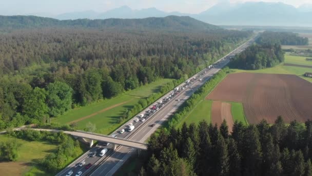 Antenne Wer Mit Seinem Auto Die Autobahn Slowenien Hinunterfährt Steckt — Stockvideo