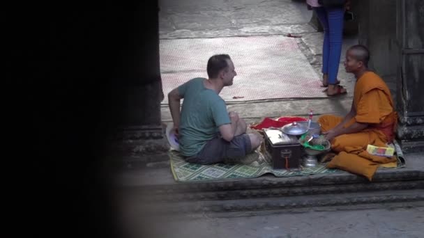 Angkor Wat Cambodja April 2017 Slow Motion Kaukasische Tourist Trekken — Stockvideo