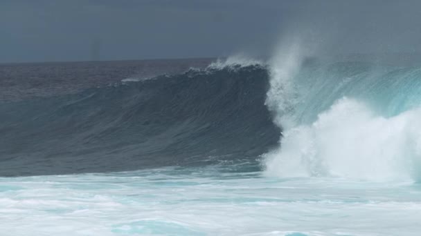 Αργή Κίνηση Close Μεγάλο Σπάσιμο Κύμα Ωκεανού Συντριβές Και Σταγόνες — Αρχείο Βίντεο