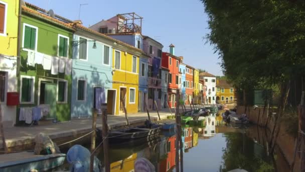 านช องแคบสงบว านถนนท สดใสของเวน มมองท สวยงามของบ านท นในเม องถนนของ Burano — วีดีโอสต็อก