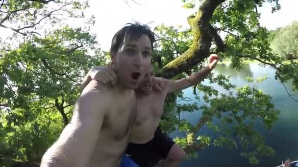 여름휴가를 보내는 장난기있는 친구들이 나무에서 시내로 평화롭고 지역에서 젊은이들 이강으로 — 비디오