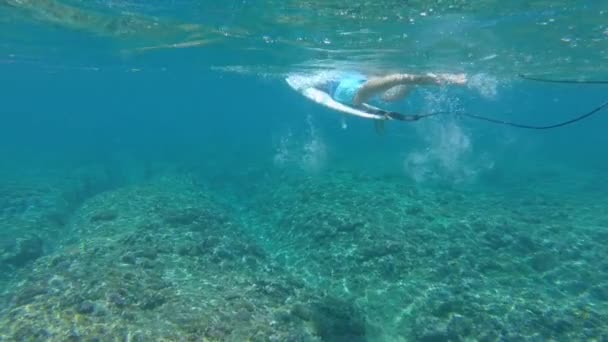 Slow Motion Podwodne Nierozpoznawalne Dopasowanie Człowieka Letnich Wakacjach Łopatki Szmaragdowym — Wideo stockowe