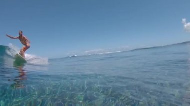Slow Motion Close Up Copy Space Underwater: Neşeli profesyonel sörfçü büyük bir okyanus dalgası yonttu ve camsı su sıçratıyor. Cool aşırı binici Fiji epik tatil sırasında büyük bir Cloudbreak dalga sörf.