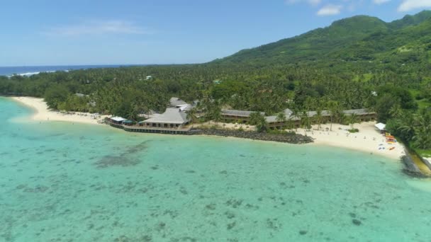 Luchtfoto Vliegen Buurt Van Een Spectaculaire Oceanfront Hotel Mensen Genieten — Stockvideo