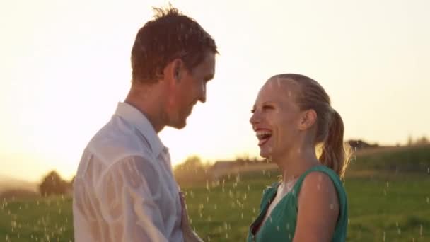 Slow Motion Close Lens Flare Des Baisers Jeune Couple Sous — Video