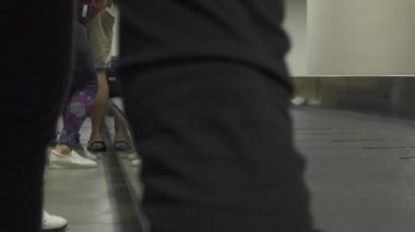 Tayland Havaalanı 2018, Close Up: Bilinmeyen turistler ve yerliler Don Mueang havaalanında modern bir taşıma sisteminden bagaj toplamak. Tanınmayan insanlar bagaj talep alanında seyahat çantaları almak.