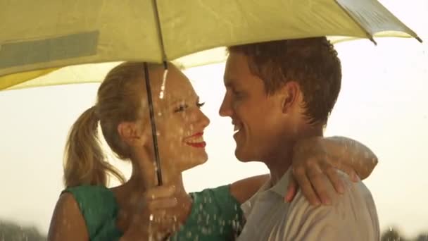 Slow Motion Fechar Belo Casal Jovem Gira Sob Guarda Chuva — Vídeo de Stock