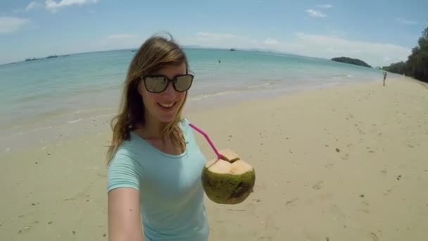 Selfie Una Viaggiatrice Sorridente Cammina Intorno Una Spiaggia Sabbia Bianca — Video Stock