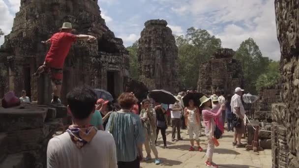 Angkor Wat Kambodża Kwiecień 2017 Masa Turystów Odwiedzających Świątynię Angkor — Wideo stockowe