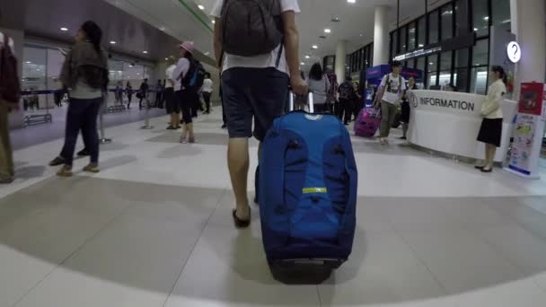 Aeropuerto Tailandia 2018 Cerrado Viajero Irreconocible Tirando Equipaje Detrás Través — Vídeos de Stock