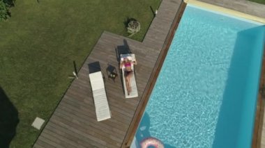 Slow Motion, Pov, Aerial: Rahatsız kadın etrafında atlama ve onun arka bahçesinde güneşlenirken onu casusluk uğultu drone şeyler atma. Kız uzaktan kumandalı uçak onu takip kızgın olsun.