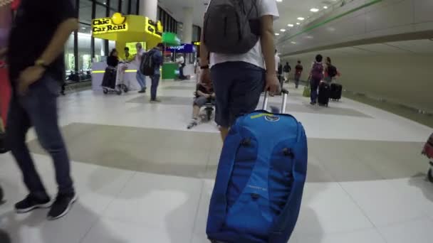 泰国机场 2018 不明男性旅客走动在现代机场与他的旅行包 难以辨认的年轻人走过唐木昂机场内明亮的旅游摊位 — 图库视频影像