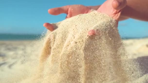Αργή Κίνηση Close Νεαρή Γυναίκα Διασκορπίζει Λευκή Άμμο Απαλά Χέρια — Αρχείο Βίντεο