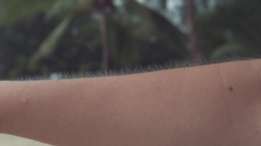 Close Up, Makro, Dof: Soğuk yaz esintisi tanınmaz bir kadının yükseltilmiş kol saç flutter yapar. Kıllı kolları olan genç kişi gelen yağmur fırtınasından korkar ve tüm vücutta titrer..