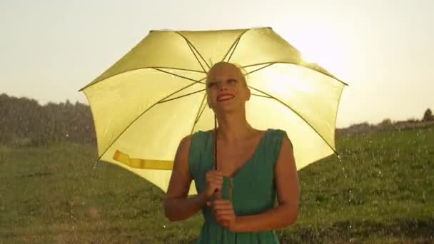Moción Lenta Cerrar Llamada Lentes Atractiva Mujer Gira Con Paraguas — Vídeo de stock