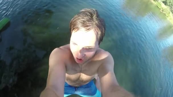 Slow Motion Selfie Energisk Ung Turist Vajande Rep Swing Hoppar — Stockvideo