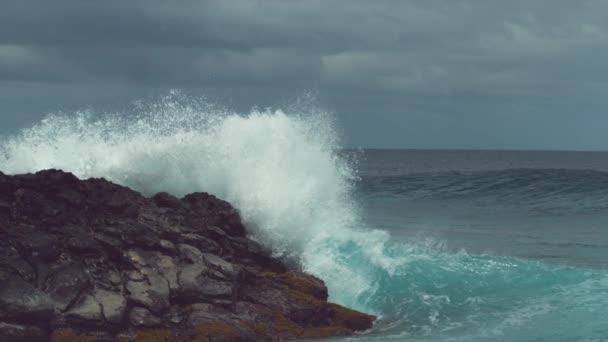 慢动作 翡翠破浪以难以置信的力量冲击岩石海岸 高飞到空中 到处发出晶莹剔透的海水 复活节岛附近的巨浪 — 图库视频影像