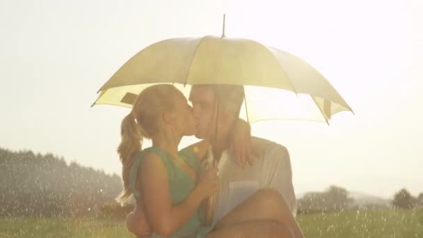 Slow Motion Close Lens Flare Young Caucasian Couple Kisses Passionately — Stock Video