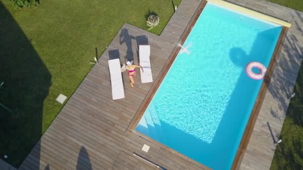 Antenne Vrouw Liggend Bij Het Zwembad Wordt Boos Spionage Drone — Stockvideo