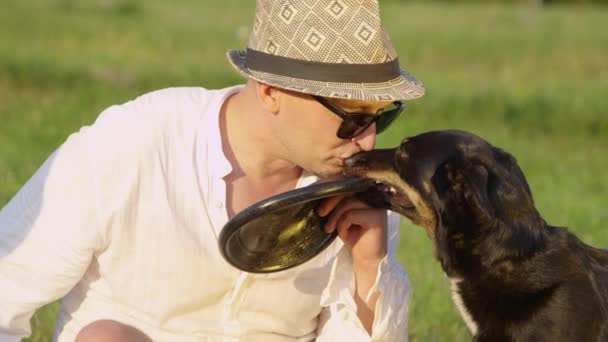 Slow Motion Close Loving Male Owner Wearing Hat Sunglasses Kisses — Stock Video