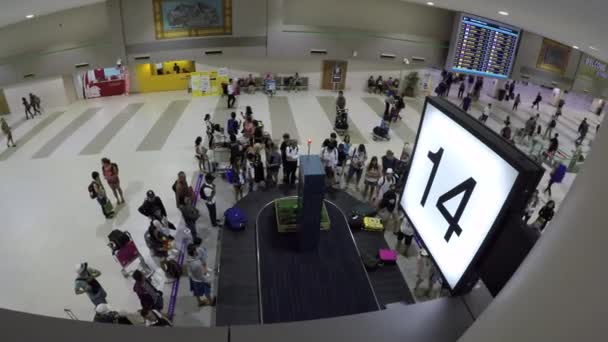 泰国机场 2018 人们等待从唐木昂机场的旋转行李处理系统接行李 旅客在繁忙的行李领取中从行李带上领取行李箱 — 图库视频影像