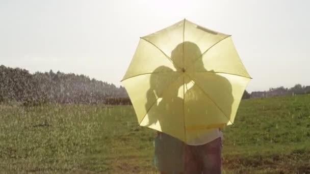 Slow Motion Close Lens Flare Mutlu Genç Çift Yağmurda Öper — Stok video