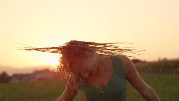 Slow Motion Fechar Lens Flare Mulher Loira Atraente Brinca Gira — Vídeo de Stock