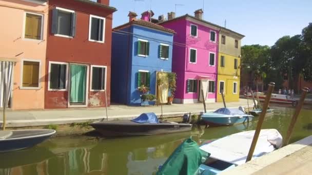Бурано Италия Июнь 2017 Года Красочные Дома Бурано Смотрят Лодки — стоковое видео