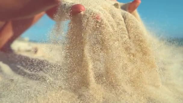 慢动作 一个不知名的爱开玩笑的年轻女人把一把白色的沙子扔到相机上 在库克群岛的暑假里 无忧无虑的女孩在美丽的热带沙滩上与柔软的沙子玩耍 — 图库视频影像