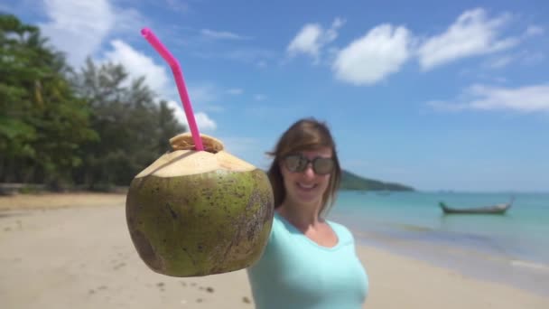 Moción Lenta Portrait Dof Alegre Turista Mostrando Bebida Fresca Coco — Vídeos de Stock