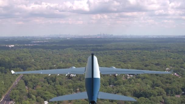 Antenne Close Grote Vracht Vliegtuig Vliegt Een Uitgestrekte Groene Bossen — Stockvideo