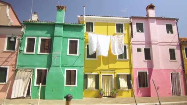 Lençóis Brancos Caem Vento Enquanto Secam Frente Uma Casa Colorida — Vídeo de Stock