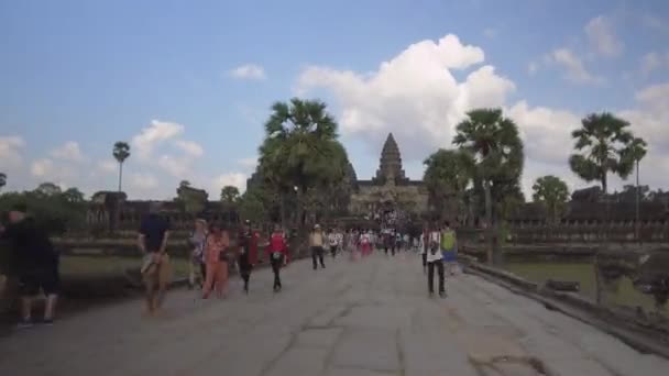 アンコールワット カンボジア 2017年4月ハイパーラプス タイムラプス 古代アンコールワットにつながる広い経路を歩く観光客の大群 カンボジアの神聖な仏教寺院をゆっくりと破壊する大量観光 — ストック動画