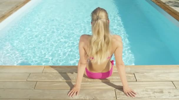 Motion Lent Fermer Une Fille Méconnaissable Assoit Près Piscine Plongeant — Video