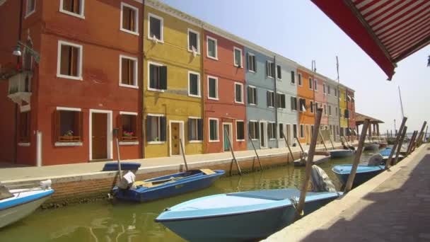 Caminando Largo Tranquilo Canal Fluvial Rodeado Pintorescas Casas Colores Impresionante — Vídeo de stock