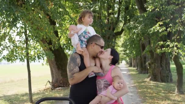 Fechar Felizes Laços Familiares Jovens Durante Uma Linda Caminhada Primavera — Vídeo de Stock